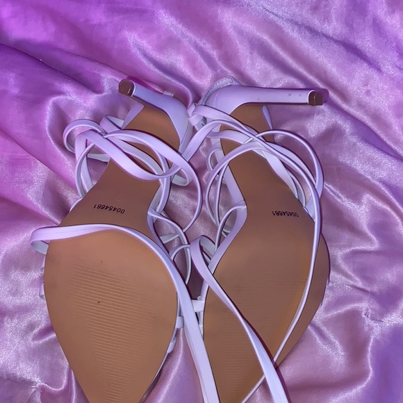 Size 8 women’s white strappy tie up heel - Picture 3 of 3
